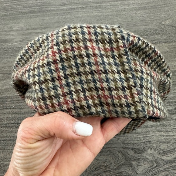 totes Houndstooth Flat Cap in Black, White, and Red - Picture 8 of 10